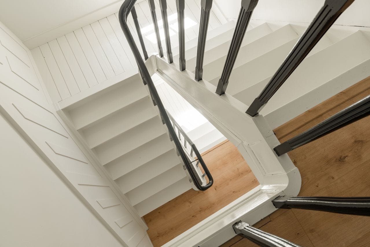 Houten trap met metalen leuning in een woning