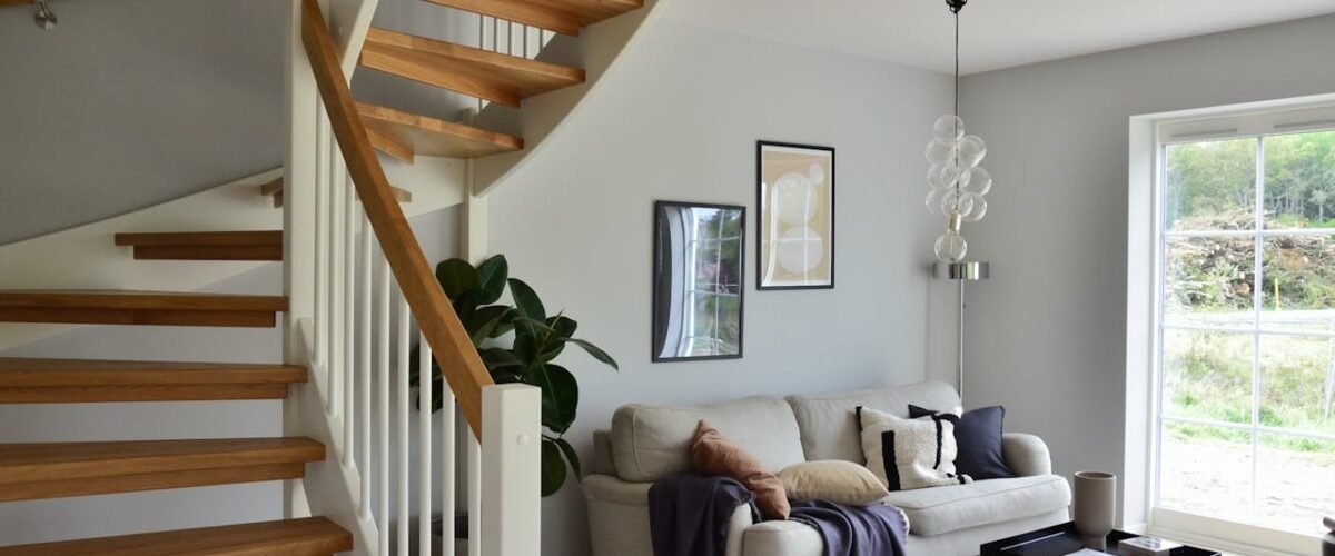 Traprenovatie en wanddecoratie als samenhangend interieurproject