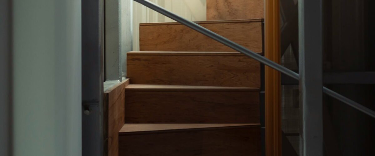 Waarom een bouwkundige keuring belangrijk is vóór traprenovatie