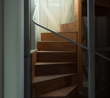 Waarom een bouwkundige keuring belangrijk is vóór traprenovatie