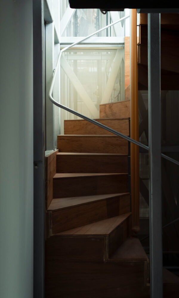 Waarom een bouwkundige keuring belangrijk is vóór traprenovatie