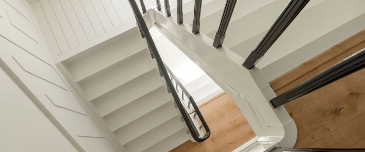 Houten trap met metalen leuning in een woning (1) Houten trap met metalen leuning in een woning