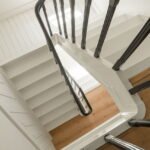 Houten trap met metalen leuning in een woning